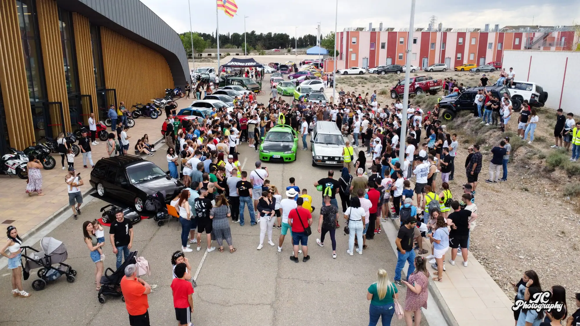 Vista aérea del público rodeando los coches en la primera edición de Guarida