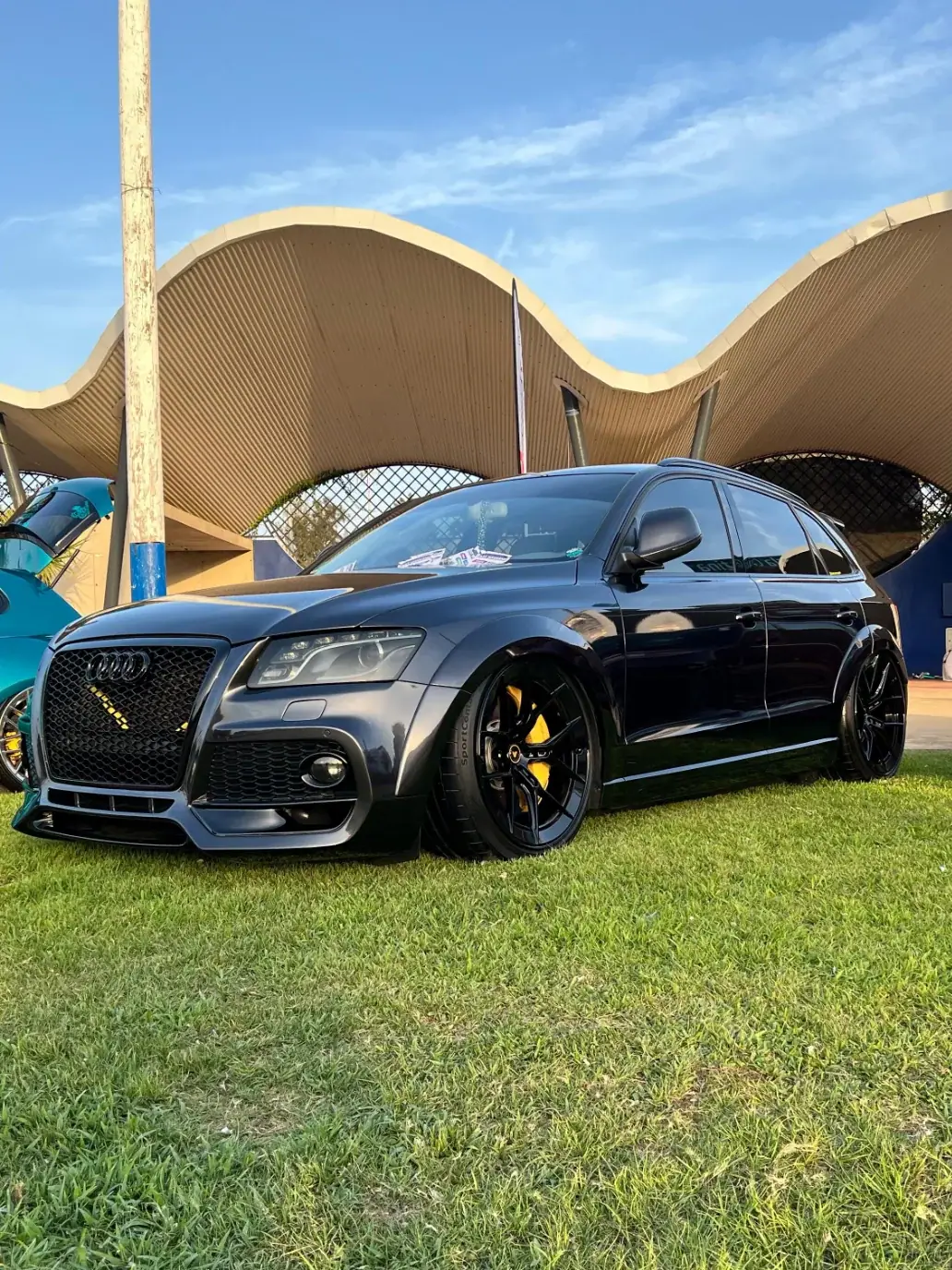 Audi Q5 gris oscuro rebajado sobre césped