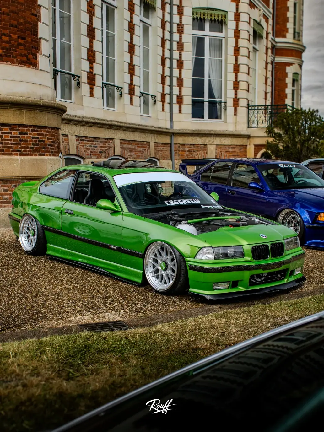 BMW Serie 3 E36 coupé verde con el capó abierto