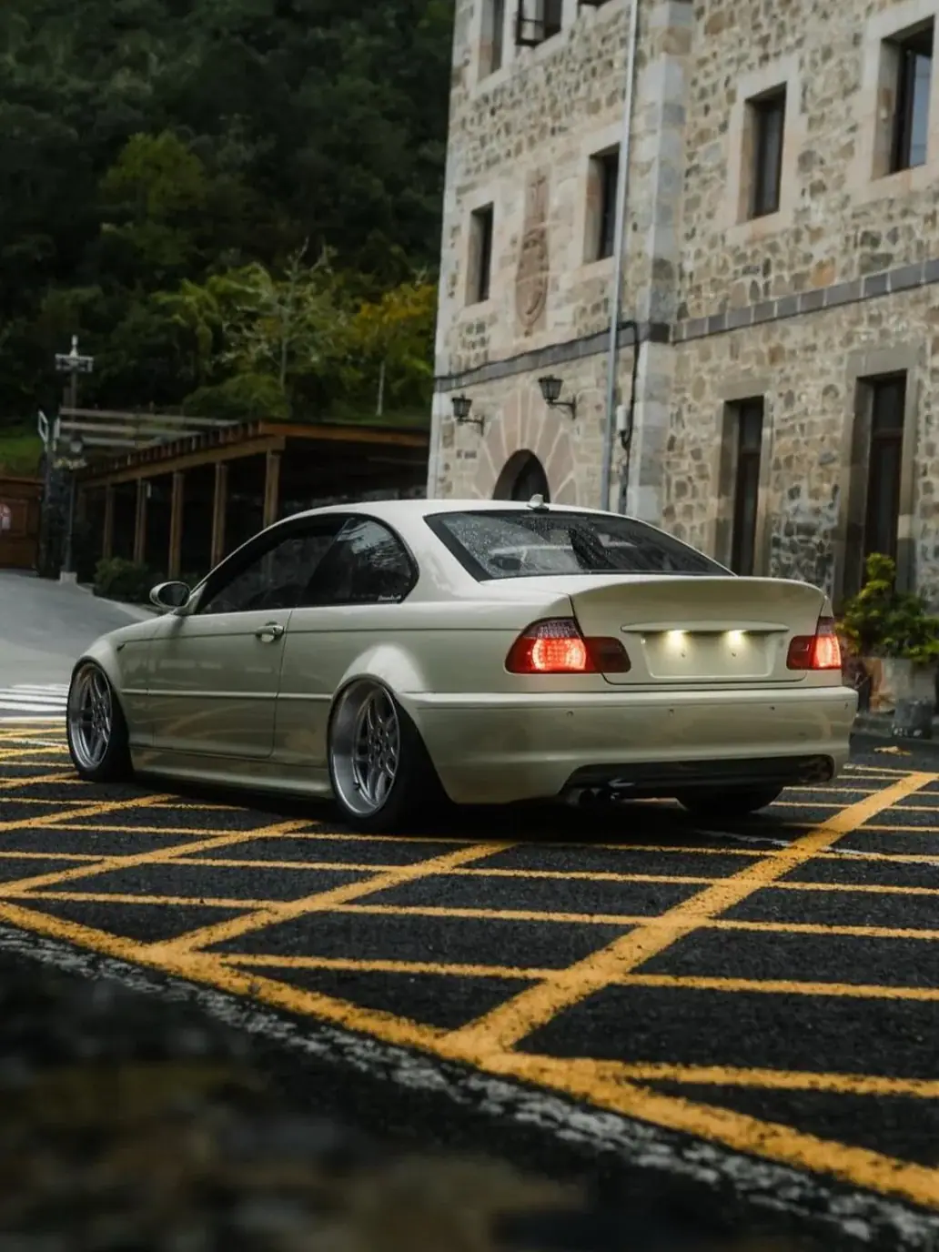 BMW Serie 3 E46 coupé gris aparcado frente a un edificio de piedra