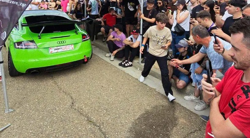 Público rodeando un Audi TT verde modificado