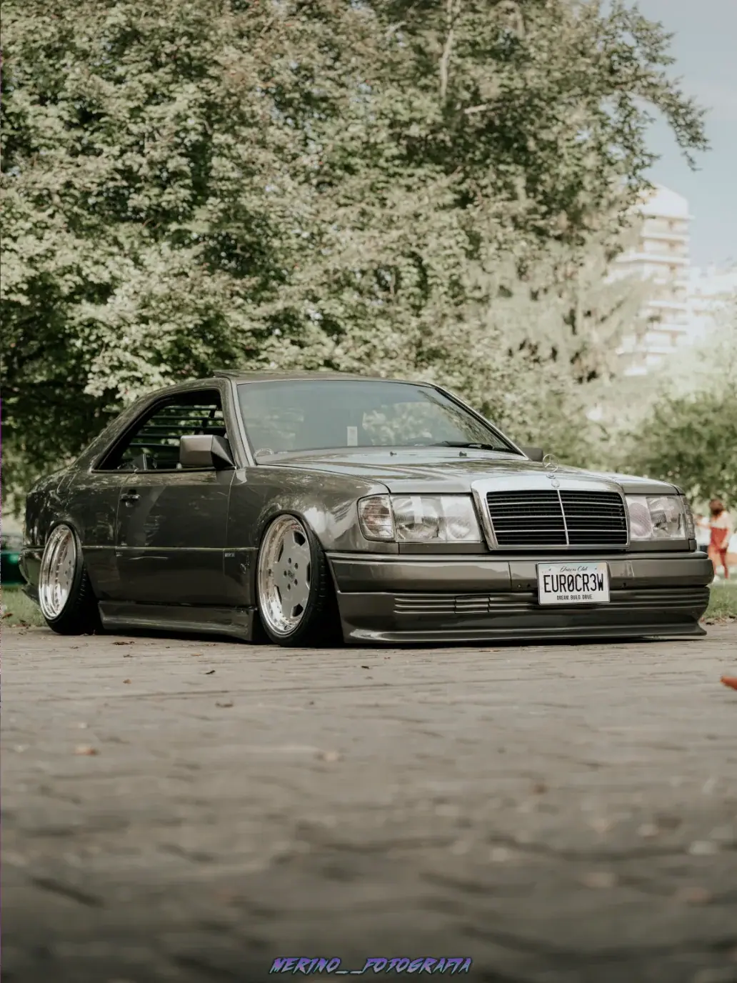 Mercedes-Benz C124 coupé gris rebajado