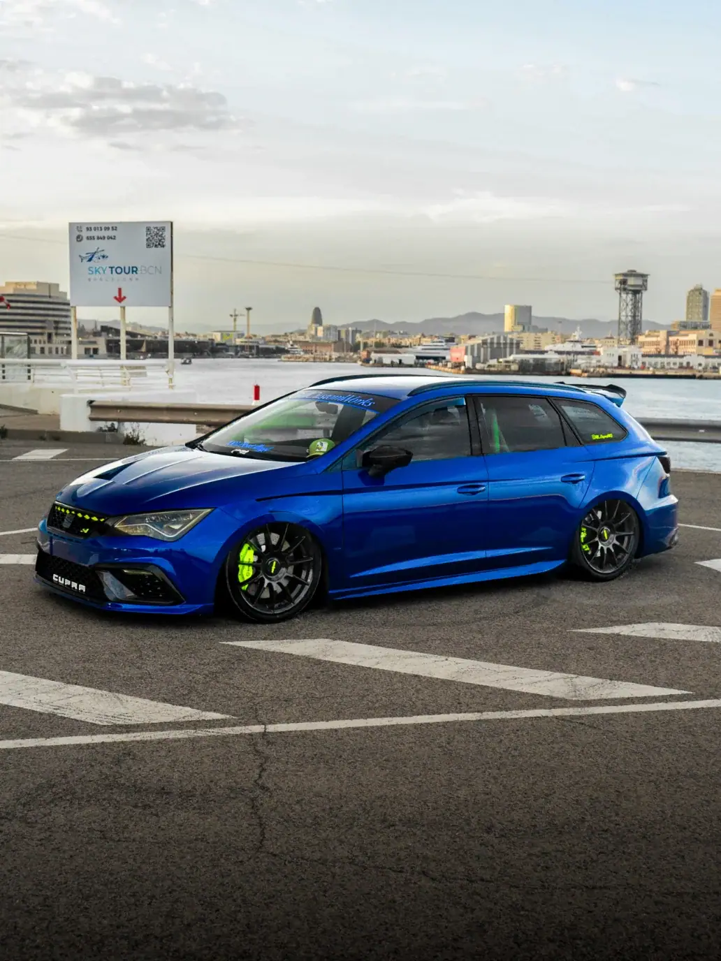 SEAT León ST Cupra azul en un puerto