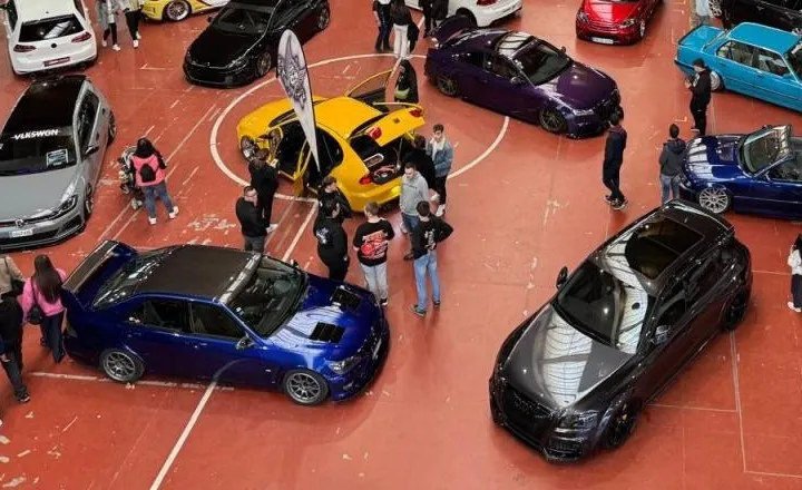 Coches expuestos y visitantes en el pabellón de Teruel