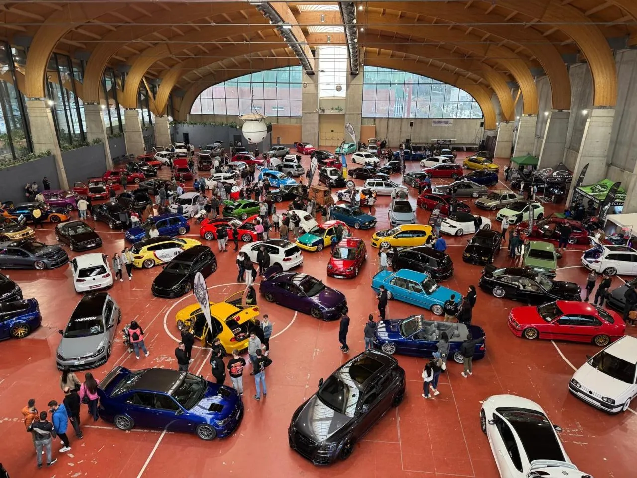 Coches modificados y público en el pabellón del Palacio de Exposiciones de Teruel, edición 2025