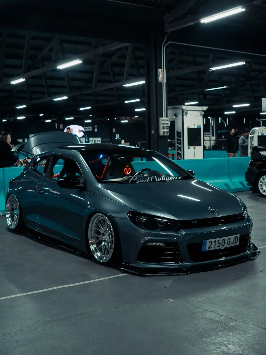 Volkswagen Scirocco gris oscuro en un pabellón