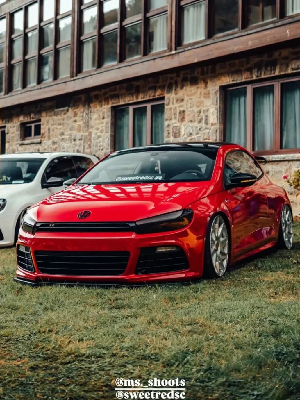 Volkswagen Scirocco rojo sobre césped